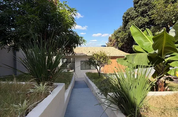 Casa colonial linear, 3 quartos, suíte e 2 vagas - aceita financiamento