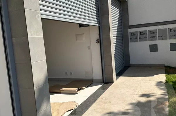Loja Comercial com Fachada Moderna no Coração do Rio Branco!