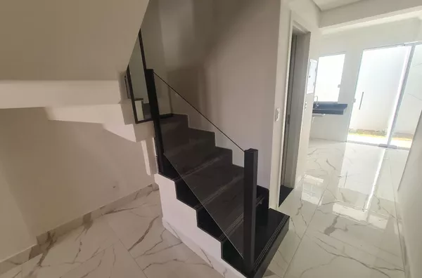 Casa Independente com 2 Suítes e Ampla Área Externa no Bairro Candelária