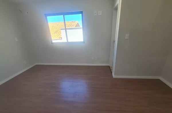Casa Geminada com Suíte e Ampla Área Privativa no Bairro Itapoã