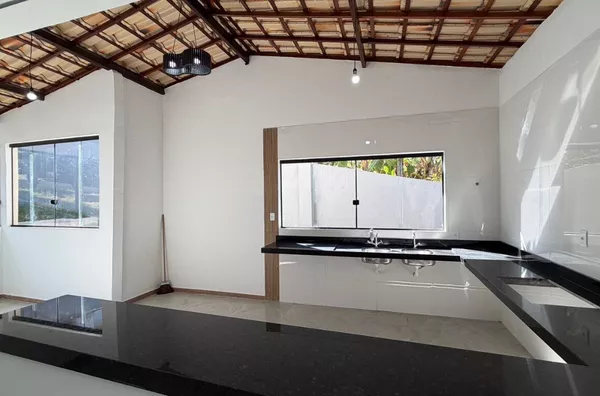 Casa colonial linear, 3 quartos, suíte e 2 vagas - aceita financiamento