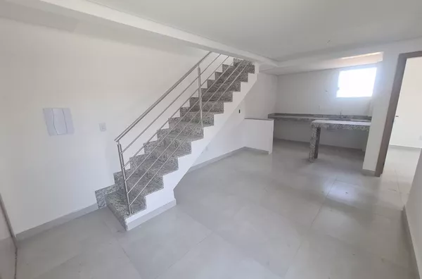 Cobertura de 3 Quartos com Suíte e Elevador em ótima localização no B. Copacabana