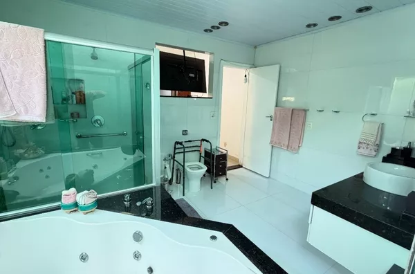 casa plana 3 quartos, em lote inteiro no Letícia - Venda nova - Foto 6