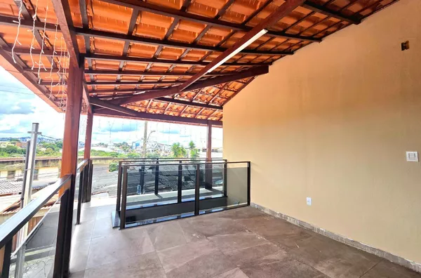 Casa de 3 quartos á venda no bairro Santa Monica.