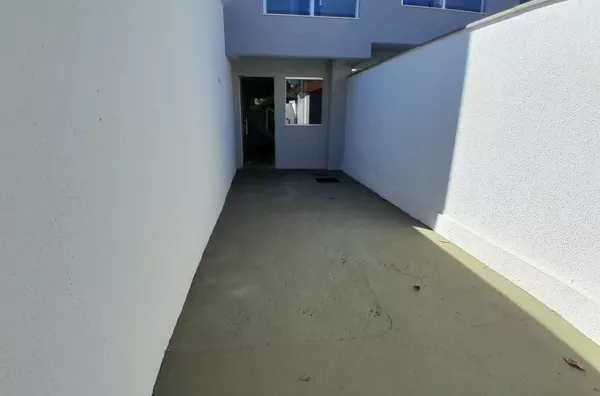 Casa Independente de 2 qtos 2 vagas em ótima localização no B. Floramar - Foto 2