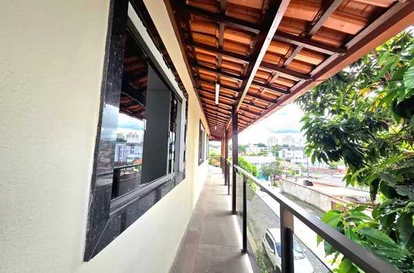 Casa de 3 quartos á venda no bairro Santa Monica.
