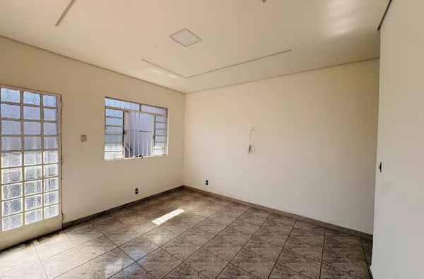 Casa Plana com 2 Quartos, Lote Amplo e Garagem – Piratininga BH - Foto 5