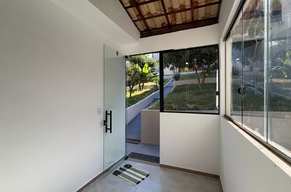 Casa colonial linear, 3 quartos, suíte e 2 vagas - aceita financiamento