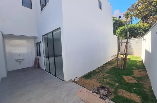 Casa Geminada com Suíte e Ampla Área Privativa no Bairro Itapoã