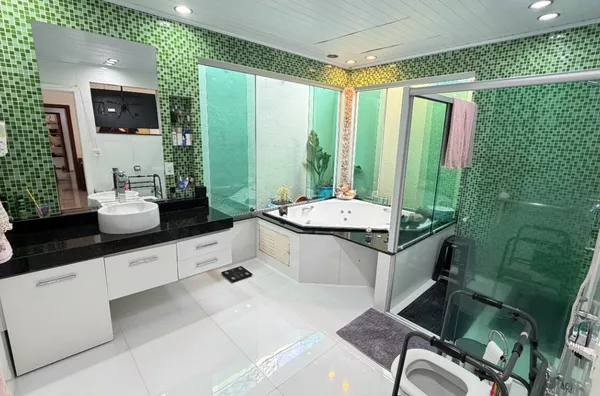 casa plana 3 quartos, em lote inteiro no Letícia - Venda nova - Foto 1