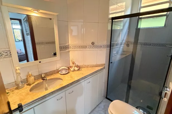 casa plana 3 quartos, em lote inteiro no Letícia - Venda nova - Foto 11