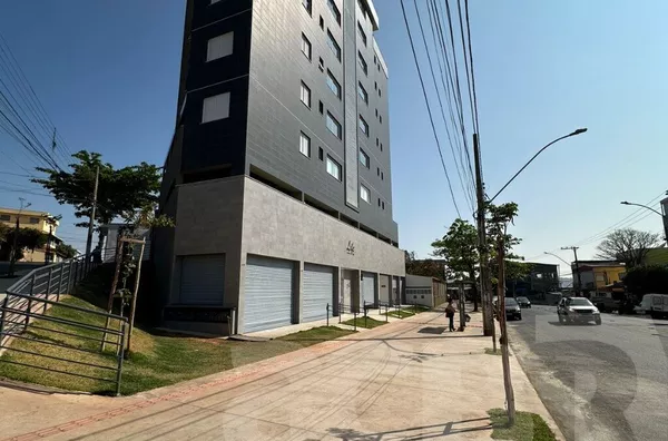 Loja Comercial com Fachada Moderna no Coração do Rio Branco!