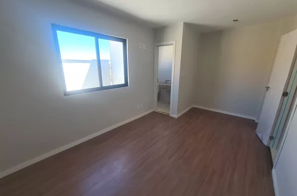 Casa Geminada com Suíte e Ampla Área Privativa no Bairro Itapoã