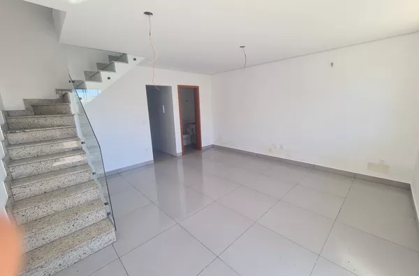 Excelente Casa Duplex com 3 Quartos no bairro Santa Amélia