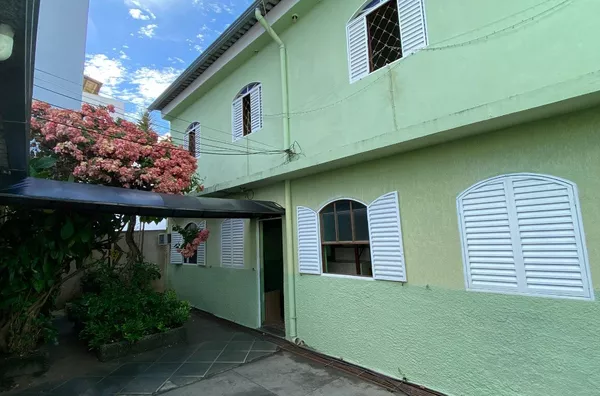 Casa com 4 Imóveis Independentes à Venda no Candelária – Lote 360m² | Ideal para Renda e Comércio - Foto 1