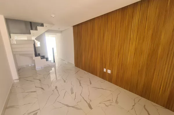 Casa Independente com 2 Suítes e Ampla Área Externa no Bairro Candelária