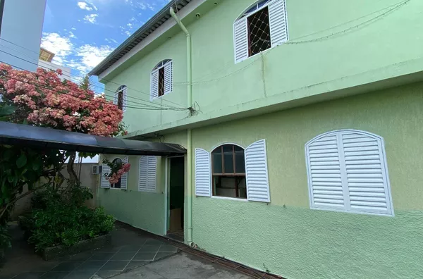Casa com 4 Imóveis Independentes à Venda no Candelária – Lote 360m² | Ideal para Renda e Comércio - Foto 3