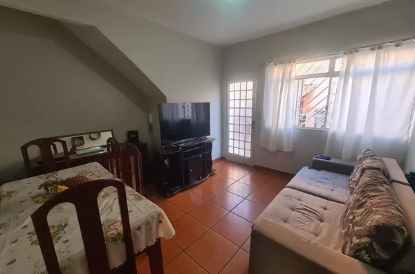 Excelente Casa Geminada Linear de 2 Quartos no Bairro Santa Mônica