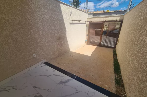 Casa Independente com 2 Suítes e Ampla Área Externa no Bairro Candelária