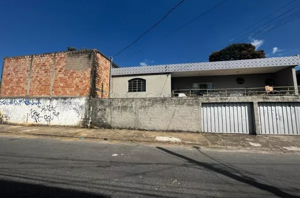 CASA com galpão em lote de esquina no Letícia BELO HORIZONTE - Foto 1