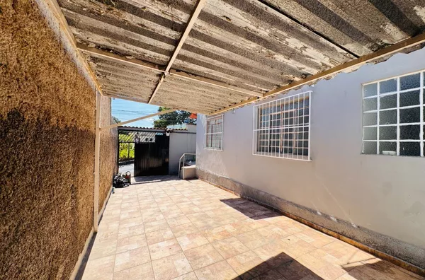 Casa Plana com 2 Quartos, Lote Amplo e Garagem – Piratininga BH - Foto 1