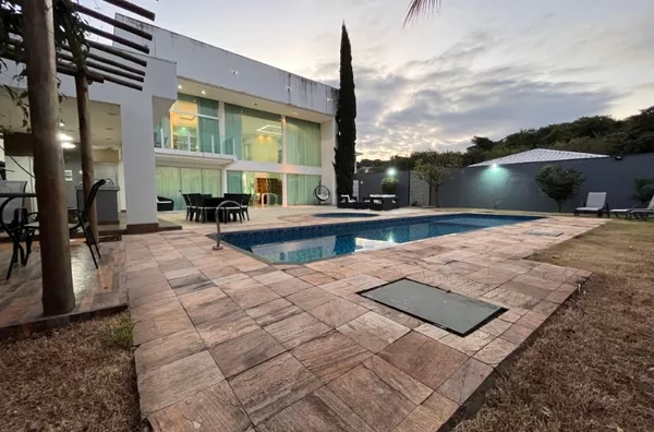 Espetacular Casa de Luxo com 4 Suítes, 2 Piscinas e Gourmet na Pampulha – A 5 Min da Lagoa! - Foto 2