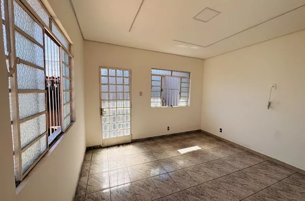 Casa Plana com 2 Quartos, Lote Amplo e Garagem – Piratininga BH - Foto 4