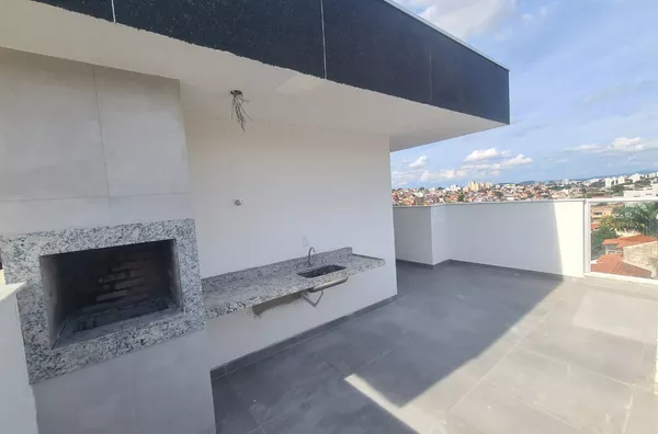 Cobertura de 3 Quartos com Suíte e Elevador em ótima localização no B. Copacabana
