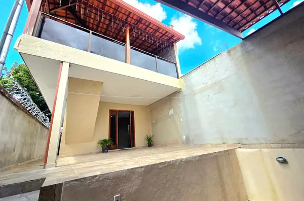 Casa de 3 quartos á venda no bairro Santa Monica.