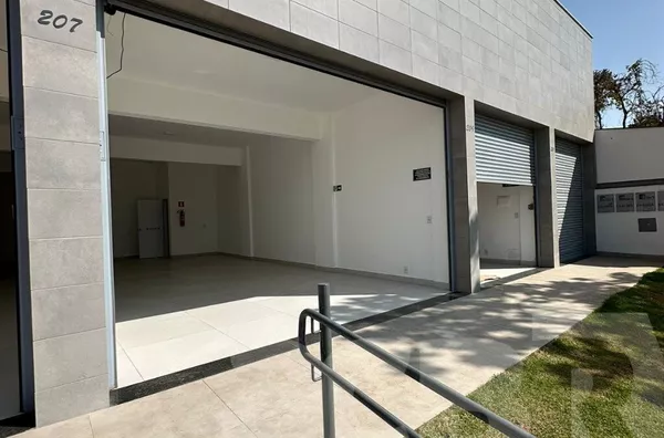 Loja Comercial com Fachada Moderna no Coração do Rio Branco!