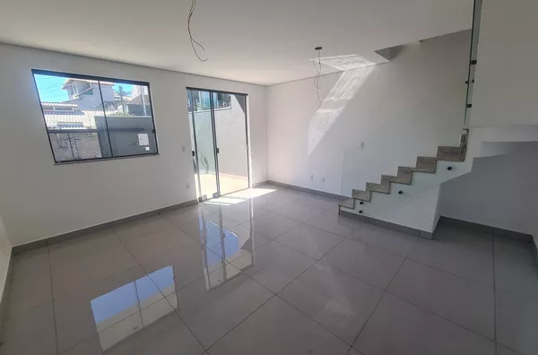 Excelente Casa Duplex com 3 Quartos no bairro Santa Amélia