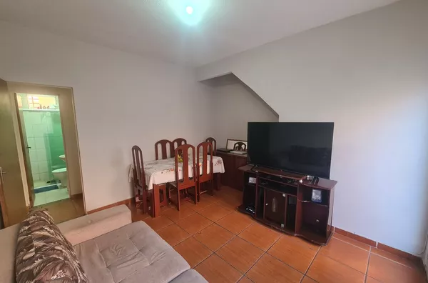 Excelente Casa Geminada Linear de 2 Quartos no Bairro Santa Mônica