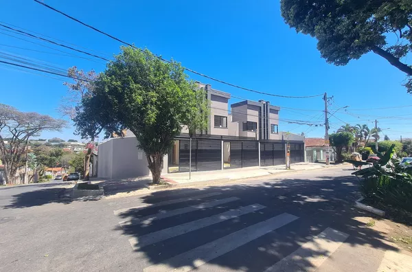 Casa Geminada com Suíte e Ampla Área Privativa no Bairro Itapoã