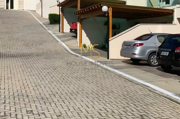 Rua tranquila e bem cuidada
