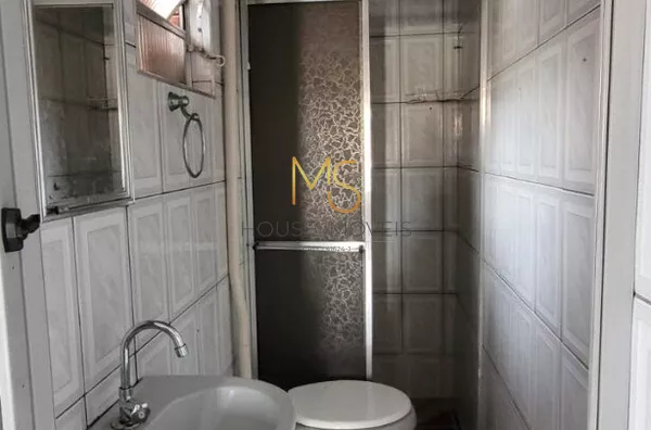 Casa para aluguel com dois cômodos e varanda, no Jardim Novo Horizonte, Carapicuíba, SP