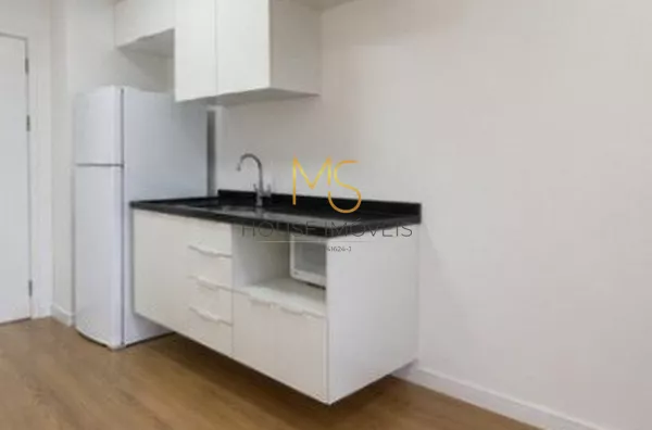 Cozinha com armários planejados e geladeira duplex