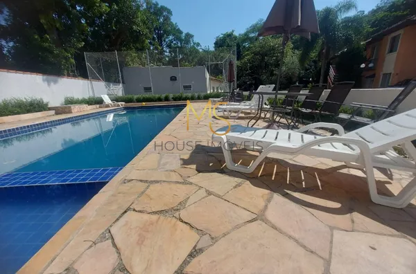 Piscina com espreguiçadeiras e ombrelone