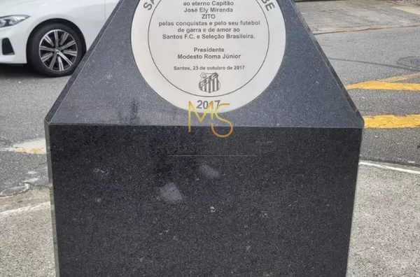 Placa em homenagem ao jogador Zito, quando da instalação de sua  estátua na praça