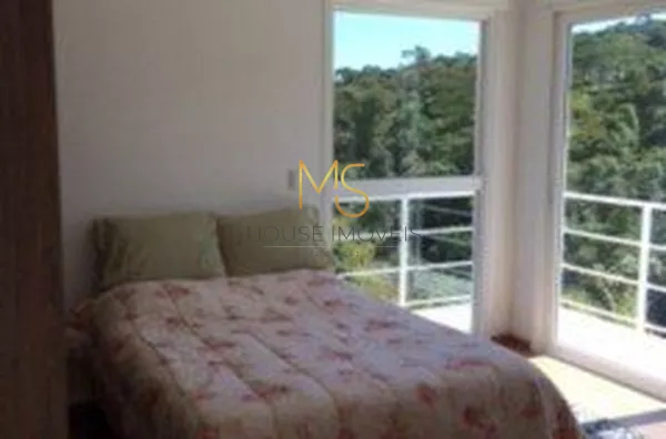 Amplas janelas na suíte