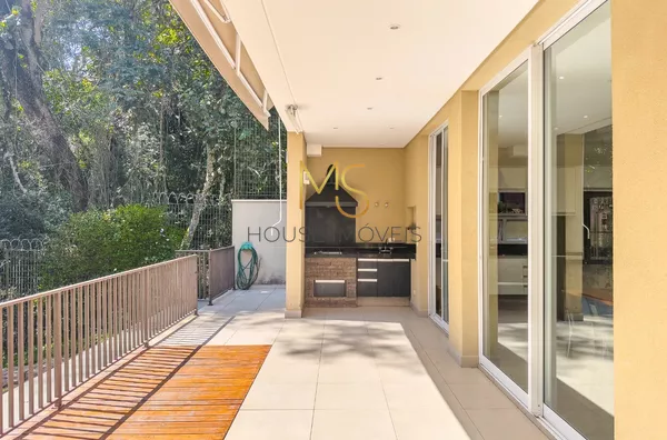 Deck com churrasqueira e uma linda vista para a Área de Preservação Permanente
