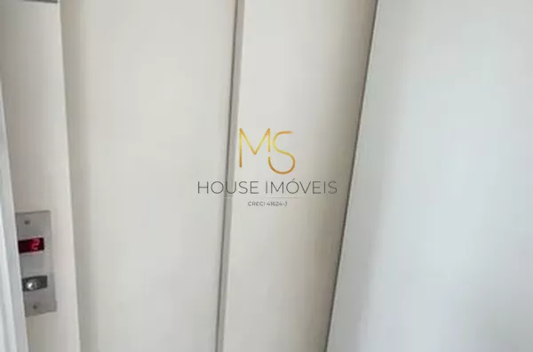 Porta de entrada do apartamento, que esconde o elevador privativo