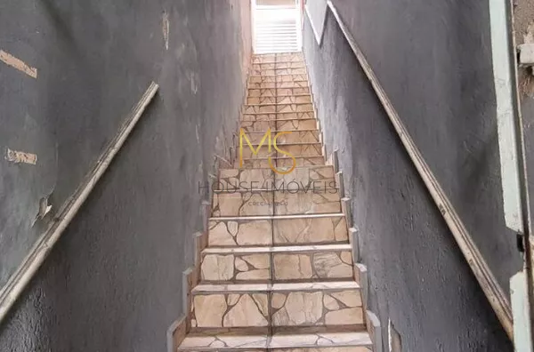 Escadaria para a entrada da casa