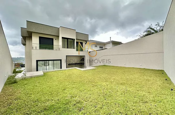 Fundos da casa - Vista a partir do gramado (local em que é possível instalar uma piscina)