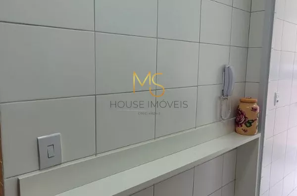 Prateleira de apoio na cozinha