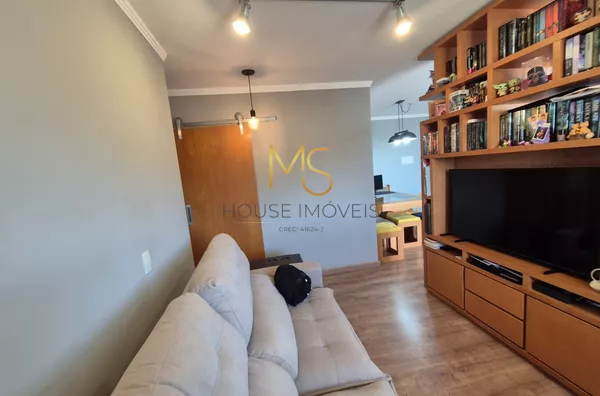 Sala de TV. Todo o piso é laminado.