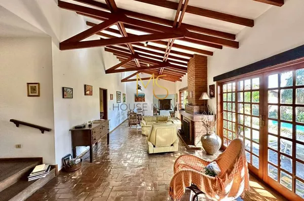 Sala com vários ambientes e lareira