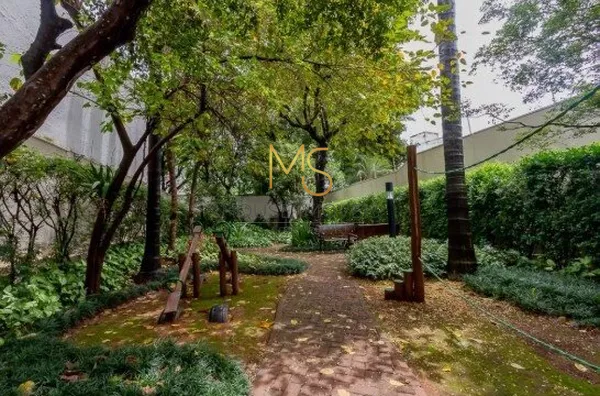 Área verde com brinquedos de madeira