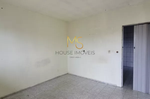 Quarto/sala bem iluminado e com acesso à varanda