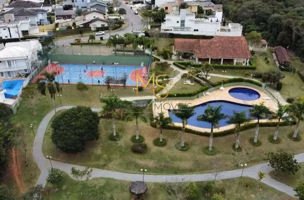 Vista aérea da quadra poliesportiva e piscinas