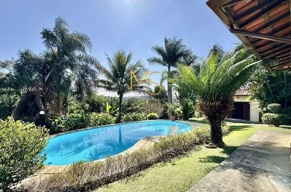 Piscina com paisagismo